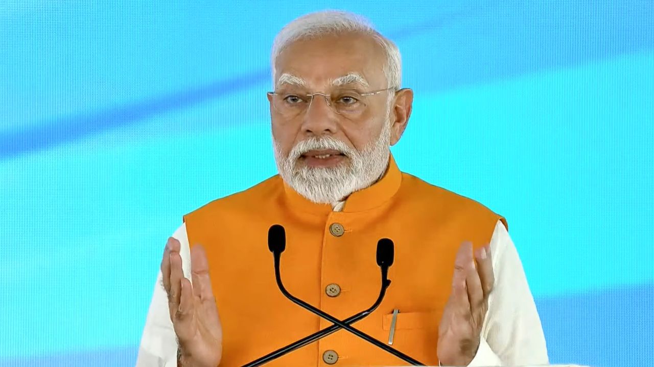 PM Narendra Modi: ৭০ বছৰ উৰ্দ্ধৰ লোকেও লাভ কৰিব আয়ুষ্মান ভাৰতৰ সুবিধা, আজি ১২,৮৫০ কোটি টকাৰ প্ৰকল্প মুকলি কৰিলে প্ৰধানমন্ত্ৰী মোদীয়ে… PM Narendra Modi: ৭০ বছৰ উৰ্দ্ধৰ লোকেও লাভ কৰিব আয়ুষ্মান ভাৰতৰ সুবিধা, আজি ১২,৮৫০ কোটি টকাৰ প্ৰকল্প মুকলি কৰিলে প্ৰধানমন্ত্ৰী মোদীয়ে…