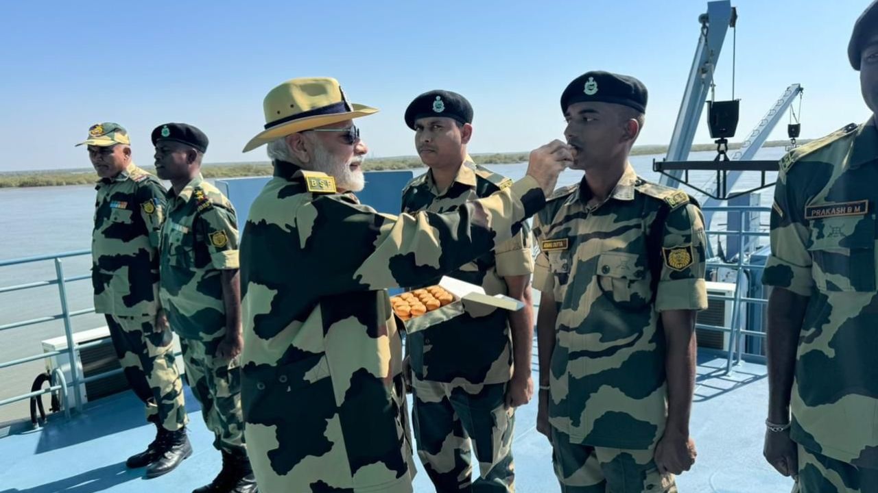 প্ৰধানমন্ত্ৰী মোদীয়ে কুচ্ছত বি এছ এফৰ জোৱানসকলৰ সৈতে দেৱালী উদযাপন কৰে। এই সময়ত প্ৰধানমন্ত্ৰীগৰাকীয়ে বি এছ এফৰ জোৱানসকলক নিজ হাতেৰে মিঠাই খুৱাই দেৱালীৰ আনন্দ উপভোগ কৰা পৰিলক্ষিত হয়।