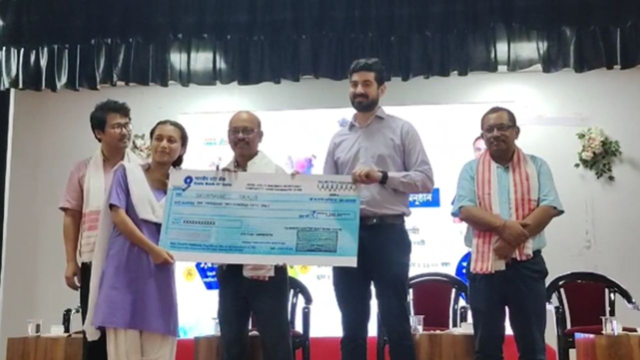 ইফালে চেক লাভ কৰাৰ পাছতে মুখ্যমন্ত্ৰী ডঃ হিমন্ত বিশ্ব শৰ্মাক ধন্যবাদ জ্ঞাপন কৰে ছাত্ৰী সকলে । তেওঁলোকে কয় যে, পূজাৰ বতৰত এয়া ভাগিনলৈ মামাৰ উপহাৰ। লগতে সাংবাদিকৰ আগত ছাত্ৰীসকলে মনৰ অনুভৱ প্ৰকাশ কৰাৰ লগতে এই আঁচনিৰ পৰা ছাত্ৰীসকল কেনেদৰে উপকৃত হ'ব সেই কথাও প্ৰকাশ কৰে ।