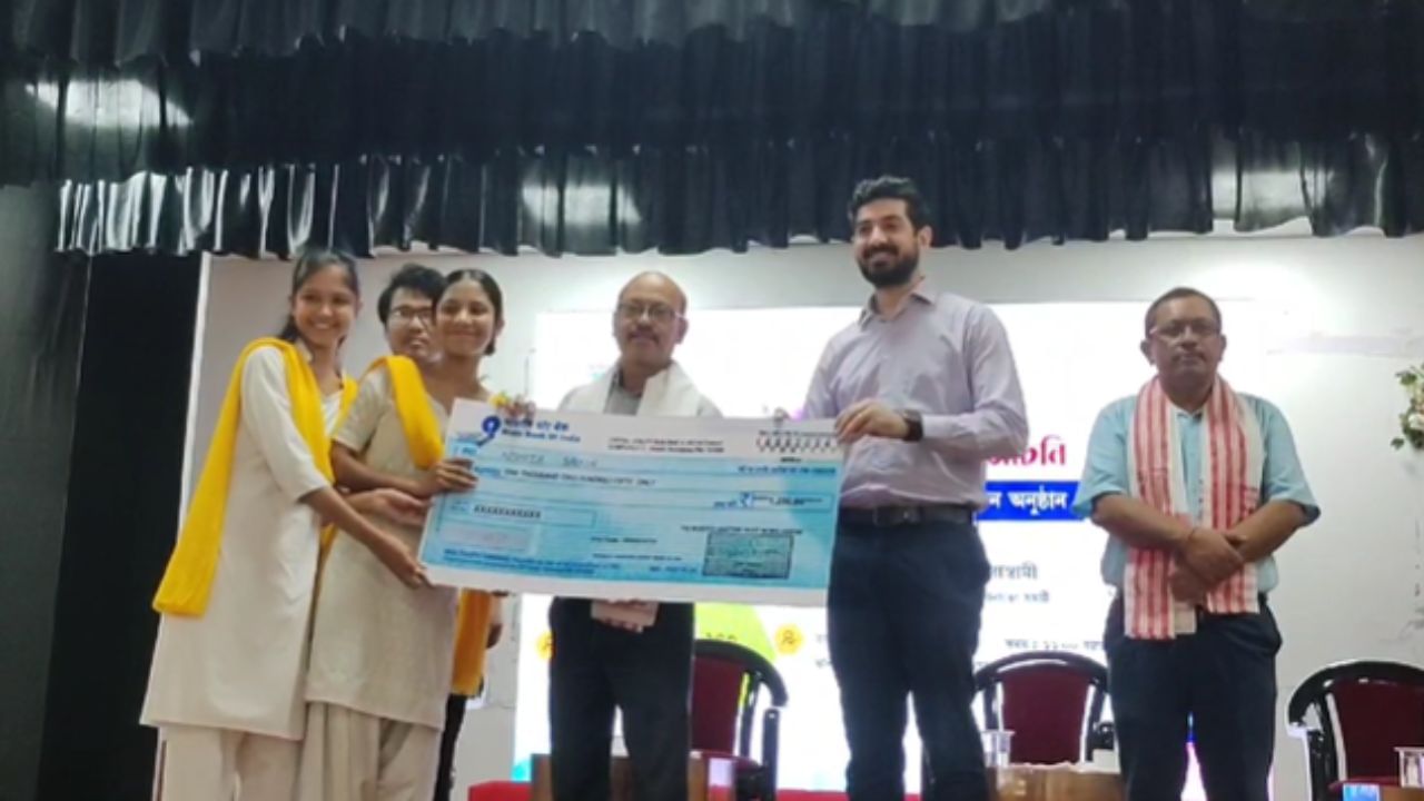উক্ত অনুষ্ঠানত উপস্থিত থাকে যোৰহাট বিধানসভা সমষ্টিৰ বিধায়ক হিতেন্দ্ৰ নাথ গোস্বামী, জিলা আয়ুক্ত জয় শিবাণী। অনুষ্ঠানত অংশগ্ৰহণ কৰা পাছতে সাংবাদিকৰ আগত বিধায়ক গোস্বামীয়ে এই আঁচনিখন গ্ৰহণ কৰাৰ বাবে মুখ্যমন্ত্ৰী হিমন্ত বিশ্ব শৰ্মাক প্ৰশংসা কৰে । লগতে এই পদক্ষেপে আৰ্থিকভাৱে দুৰ্বল ছাত্ৰীসকলক উচ্চ শিক্ষিত কৰাৰ ক্ষেত্ৰ উল্লেখযোগ্য