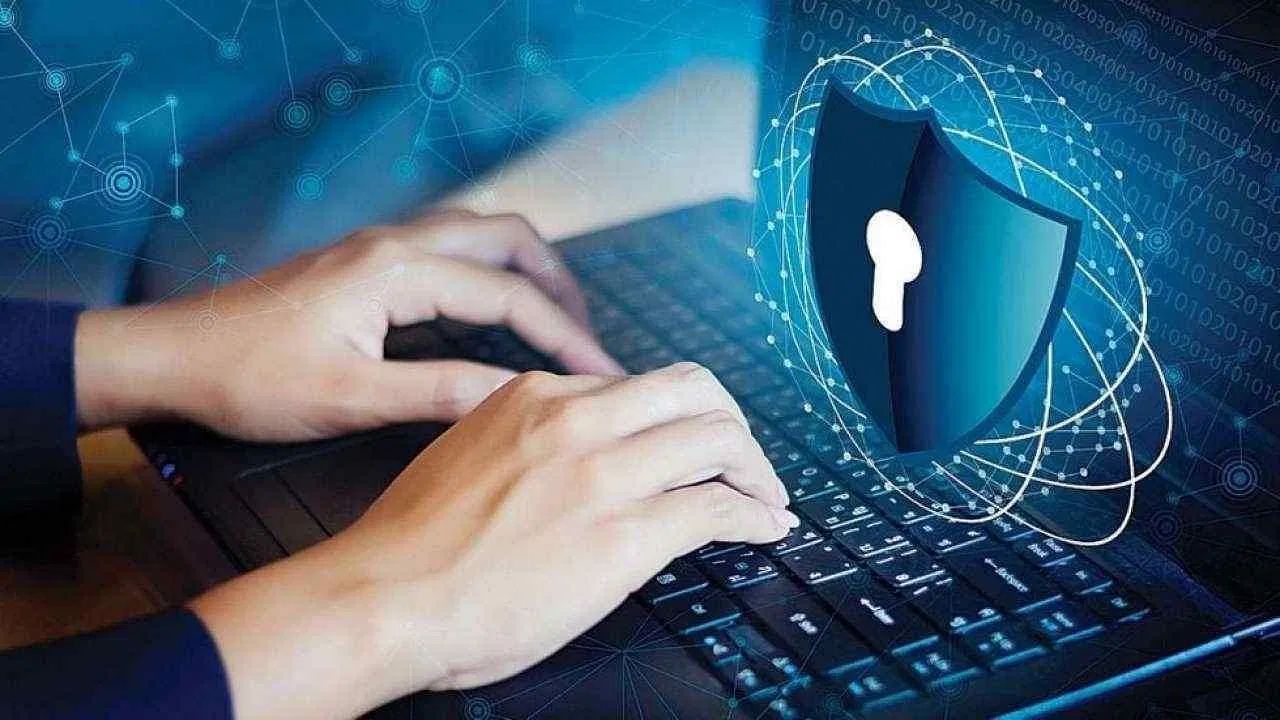 বহু সময়ত প্ৰৱঞ্চকে ই-কমাৰ্চ ৱেবছাইট আৰু বিভাগীয় ষ্ট’ৰত UPI ক’ড পোষ্ট কৰে। ইয়াৰ জৰিয়তে এই লোকসকলে আপোনাৰ পৰা কেৱল পেমেণ্ট লাভ কৰাই নহয়, আপোনাৰ আৰ্থিক তথ্যও চুৰি কৰে।