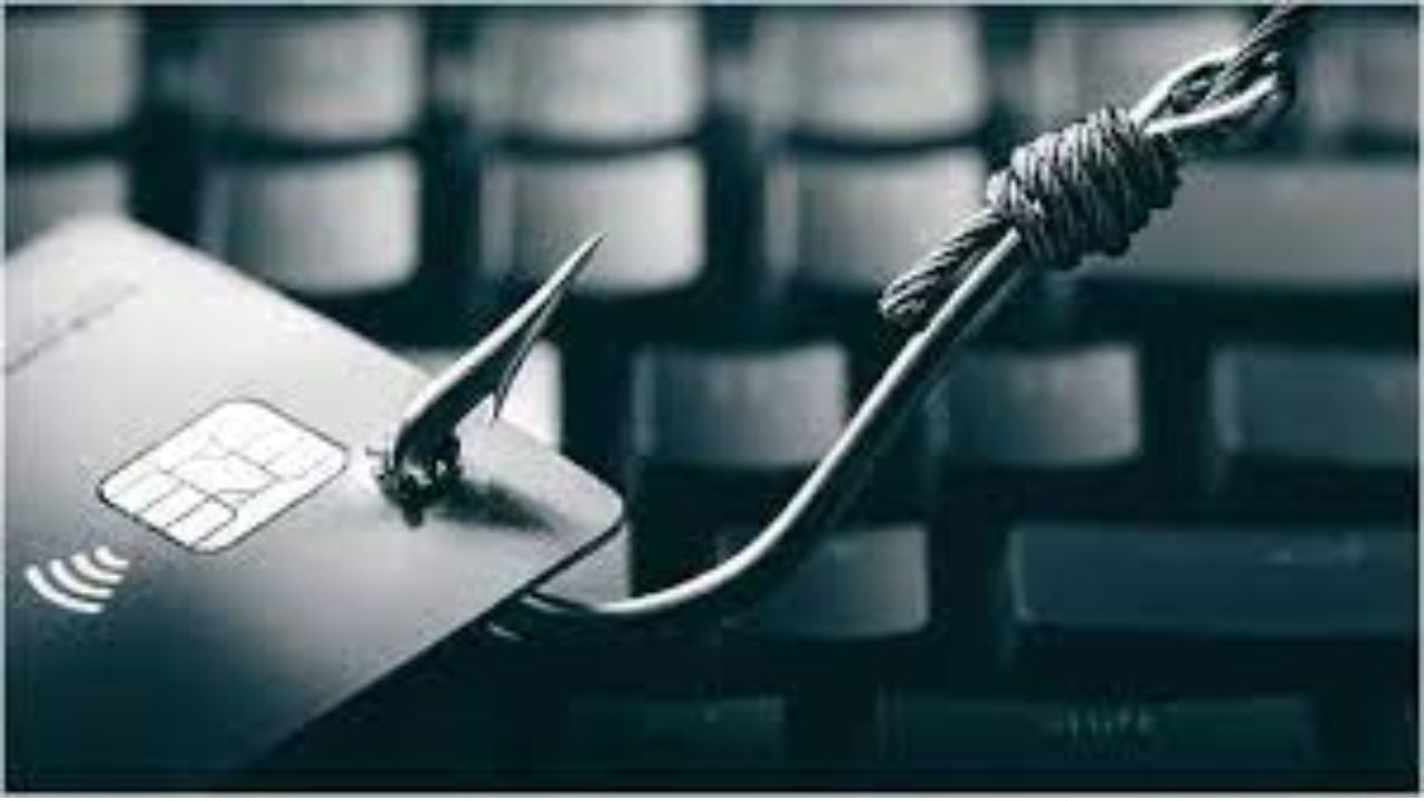 তদুপৰি বহু সময়ত প্ৰৱঞ্চকে অতি চতুৰতাৰে আপোনাৰ ডিভাইচত এনে এপ ইনষ্টল কৰায়, যিসমূহ এপৰ জৰিয়তে আপোনাৰ ডিভাইচৰ স্ক্ৰীণ ৰেকৰ্ড কৰা হয়। ইয়াৰ দ্বাৰা আপুনি যেতিয়াই ক্ৰেডিট কাৰ্ড, ডেবিট কাৰ্ড আৰু UPI ৰ জৰিয়তে পেমেণ্ট কৰে, তেতিয়া এই তথ্যসমূহ প্ৰৱঞ্চকৰ হাতলৈ যায়।