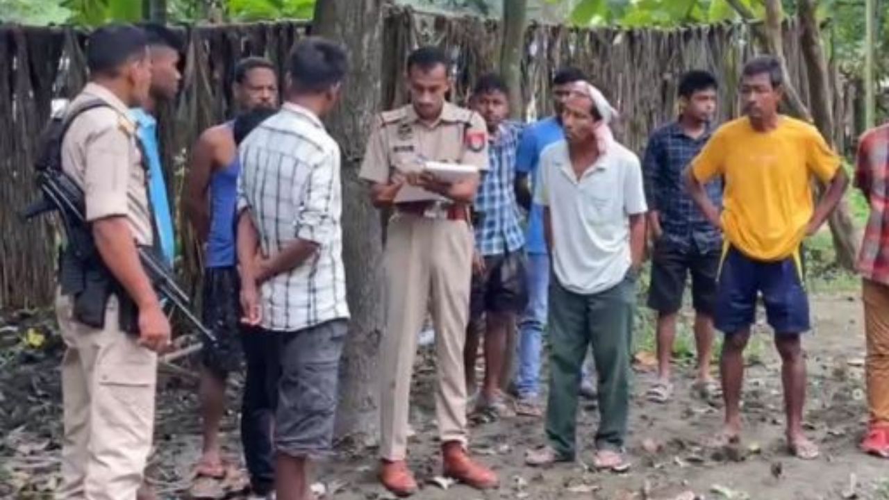ডিমৰীয়াত নৃশংস হত্যাকাণ্ড! সুৰাৰ ৰাগীত মাতাল ভিনিহিয়েকে হানি-খুচি হত্যা কৰিলে খুলশালিক ডিমৰীয়াত নৃশংস হত্যাকাণ্ড! সুৰাৰ ৰাগীত মাতাল ভিনিহিয়েকে হানি-খুচি হত্যা কৰিলে খুলশালিক