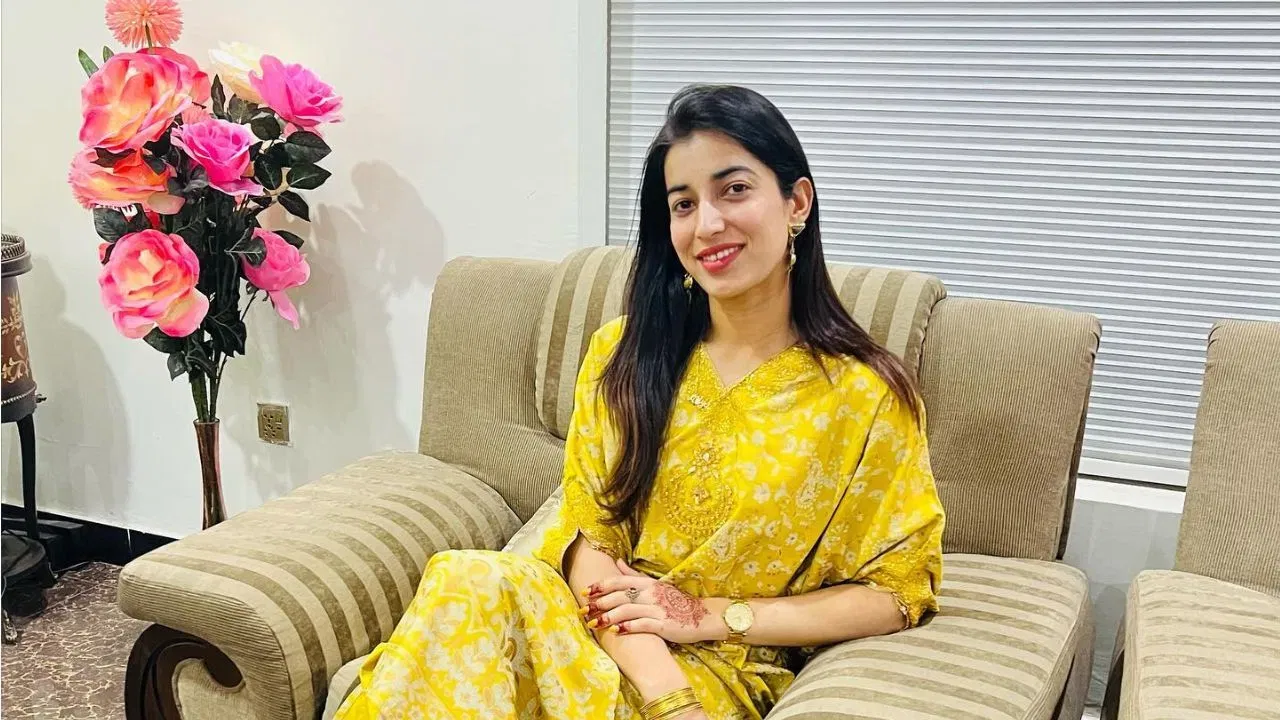 পাকিস্তানত 'লেডী ধোনী' নামেৰে জনপ্ৰিয় আলিয়া ৰিয়াজ ৰান সংগ্ৰহৰ বাবে জনাজাত। তেওঁ অলপতে পাকিস্তানৰ প্ৰাক্তন ক্ৰিকেটাৰ ৱাকাৰ ইউনুছৰ ভাতৃৰ সৈতে বিবাহপাশত আবদ্ধ হৈছে। এতিয়া তেওঁ টি-২০ বিশ্বকাপত অংশগ্ৰহণ কৰিছে। (Photo: Instagram/Aliya Riaz)