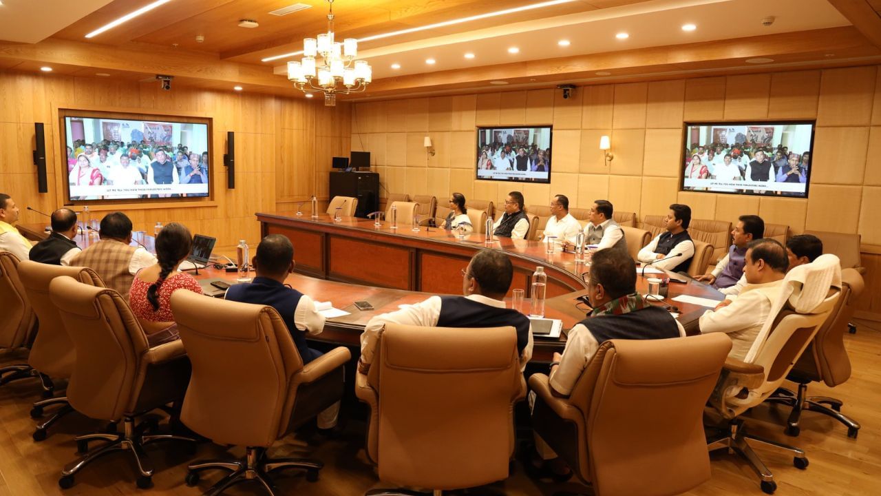 লগতে তেওঁ কয় যে, বকেয়া ধনৰাশি অহা বছৰৰ জানুৱাৰীৰ পৰা এপ্ৰিললৈকে মাহিলী দৰমহাৰ সৈতে চাৰিটা সমান কিস্তিত প্ৰদান কৰা হ’ব।