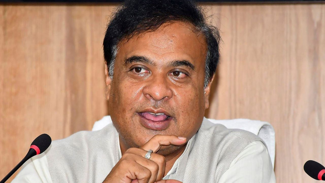 ডি এ বৃদ্ধিৰ সন্দৰ্ভত মুখ্যমন্ত্ৰী শৰ্মাই কয়, “ ৩ শতাংশ বৃদ্ধিৰ পাছত মুঠ ডি এ ৫৩ শতাংশ হ’ব, যিটো কেন্দ্ৰীয় চৰকাৰৰ কৰ্মচাৰীৰ সমতুল্য। তেওঁ কয় যে, বৃদ্ধি পোৱা ডি এ চলিত বৰ্ষৰ জুলাই মাহৰ পৰা কাৰ্যকৰী হ'ব ।