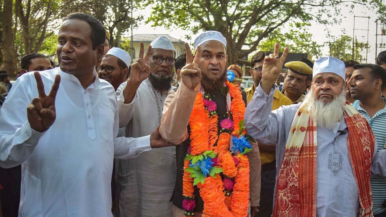দলটোৰ সাধাৰণ সম্পাদক গৰাকীয়ে এই কথাও সদৰী কৰিছে যে, পাঁচটা সমষ্টিৰ কোনো এটা সমষ্টিত প্ৰাৰ্থীত্ব দিয়াৰ বাবে দলটোৰ ক'ৰ কমিটিয়ে সিদ্ধান্ত গ্ৰহণ কৰিছিল । কিন্তু বৰ্তমান আলোচনাৰ পাছত কোনো সমষ্টিতে প্ৰাৰ্থীত্ব নিদিয়াৰ সিদ্ধান্ত গ্ৰহণ কৰা হৈছে ।