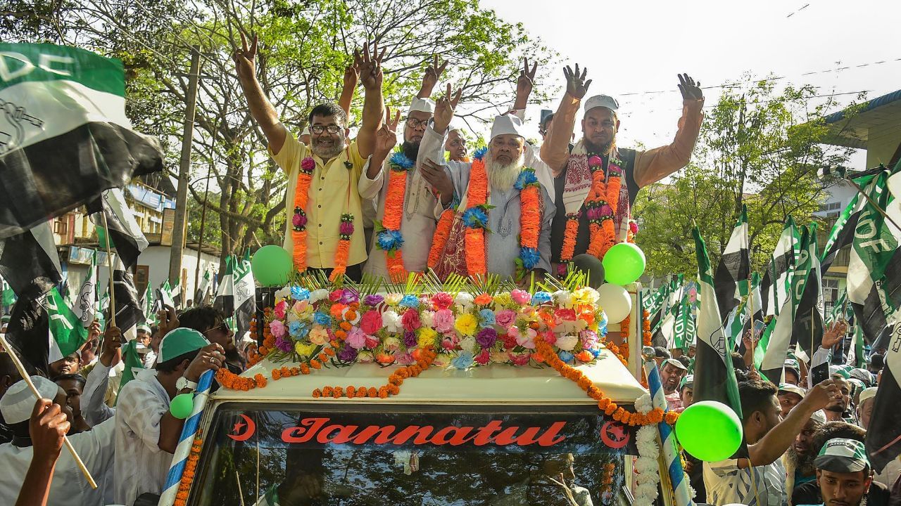 ৰাজনৈতিক মহলত চৰ্চা হৈছিল যে, চামগুৰি বিধানসভা সমষ্টিৰ উপ-নিৰ্বাচনত প্ৰতিদ্বন্দ্বিতা কৰিব পাৰে এ আই ইউ ডি এফে । কিন্তু শেষত দলৰ নেতৃত্বই প্ৰতিদ্বন্দ্বিতা নকৰাৰ সিদ্ধান্ত গ্ৰহণ কৰে ।