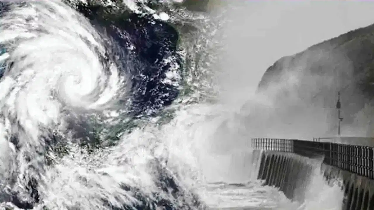 Cyclone Dana: ওড়িশাত বৰষুণ, পশ্চিমবংগত ধুমুহা আৰু বিমানবন্দৰ বন্ধ...প্ৰভাৱ দেখিবলৈ আৰম্ভ কৰিছে ‘ডানা’ৰ