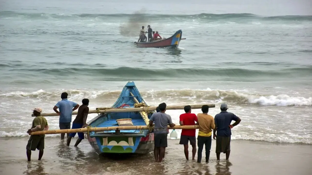 এই ডানাৰ প্ৰতি লক্ষ্য ৰাখি পশ্চিম বংগ আৰু ওড়িশাৰ বহু শিক্ষানুষ্ঠান বন্ধ ৰখাৰ নিৰ্দেশ জাৰি কৰিছে। ৰে’লৰ লগতে বাতিল হৈছে বিমান সেৱা। ডানাৰ ফলত পশ্চিম বংগ আৰু ওড়িশাত সৰ্বাধিক প্ৰভাৱ পৰিব। ইতিমধ্যে ইয়াৰ বাবে সাজু হৈছে ৰাজ্য চৰকাৰ।