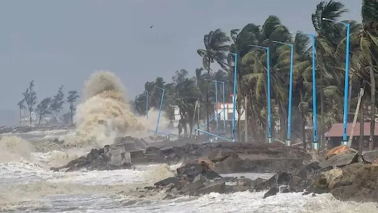 ২৪ আৰু ২৫ অক্টোবৰত সাগৰৰ পাৰলৈ মাছমৰীয়া সকলক নোযোৱাৰ আহ্বান জনাইছে বতৰ বিজ্ঞান কেন্দ্ৰই। ডানাৰ প্ৰভাৱৰ ফলত ধাৰাসাৰ বৰষুণ - বতাহ, ঢেৰেকনি আদি আহিব পাৰে। এই ক্ষেত্ৰত সকলোকে সতৰ্ক হৈ থাকিবলৈ আহ্বান জনাইছে পশ্চিম বংগ আৰু ওড়িশা চৰকাৰে।