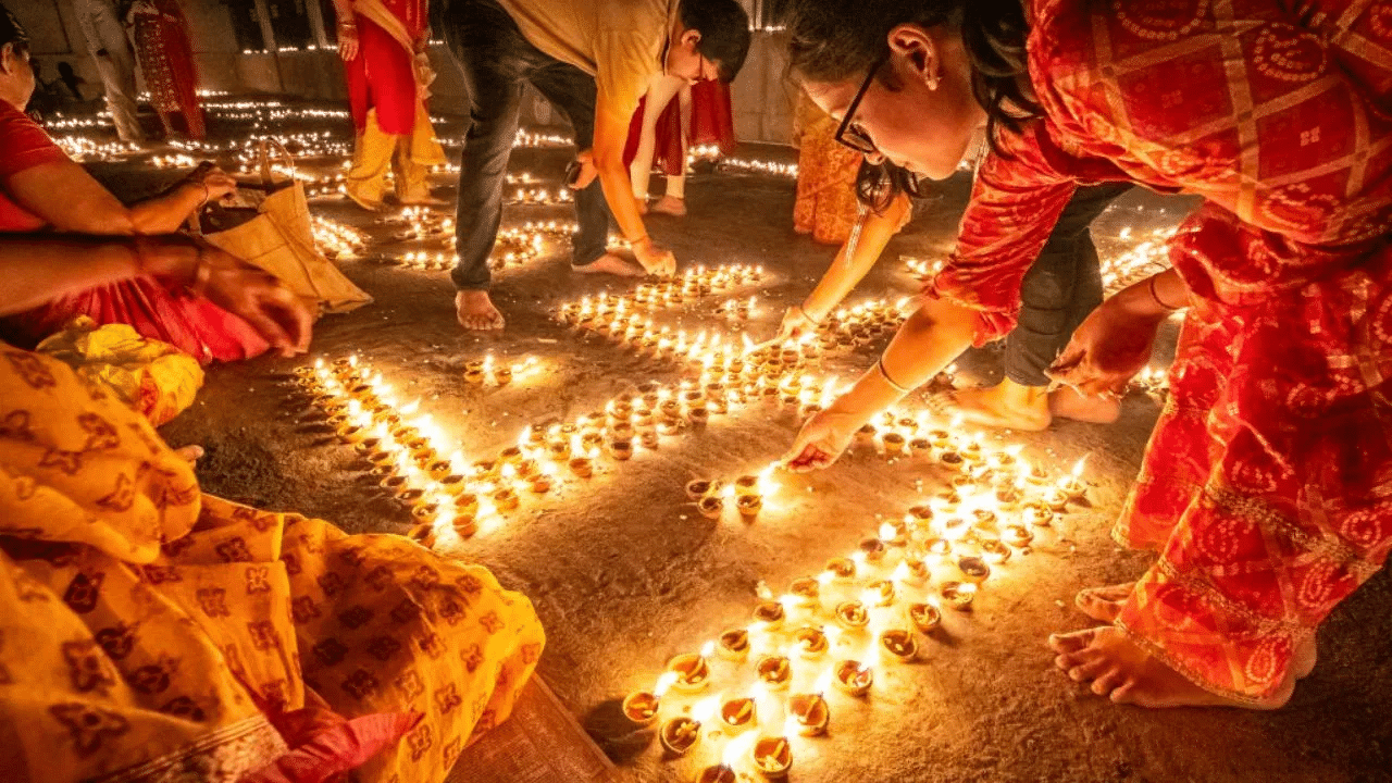 Why Dhanteras is Celebrated: দেৱালীৰ পূৰ্বে কিয় পালন কৰা হয় ধনতেৰাচ, কেতিয়া আৰু কেনেকৈ আৰম্ভ হৈছিল?