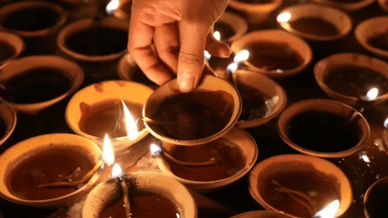 Why Dhanteras is Celebrated: দেৱালীৰ পূৰ্বে কিয় পালন কৰা হয় ধনতেৰাচ, কেতিয়া আৰু কেনেকৈ আৰম্ভ হৈছিল?