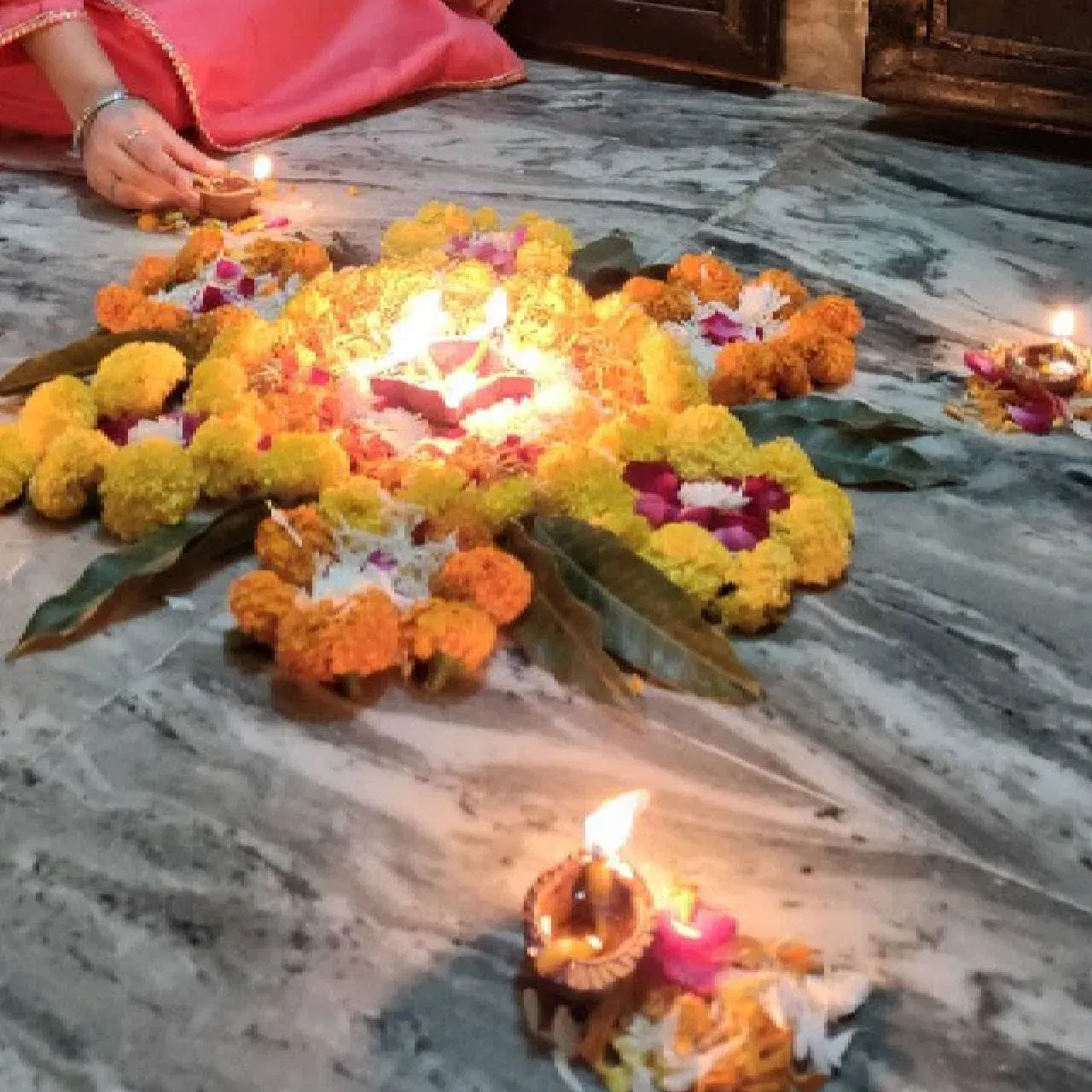 আজিকালি এনে ডিজাইনবোৰো যথেষ্ট ট্ৰেণ্ডত আছে। আপুনি আপোনাৰ চোতাল, মন্দিৰ আৰু ঘৰত বিভিন্ন ধৰণৰ ফুলেৰে আল্পনা বনাব পাৰে। এই ডিজাইনটো দেখাত যথেষ্ট ধুনীয়া আৰু ইয়াক চাকিৰে সজাই তোলা হৈছে। এইটোও বনাবলৈ অতি সহজ হ’ব।