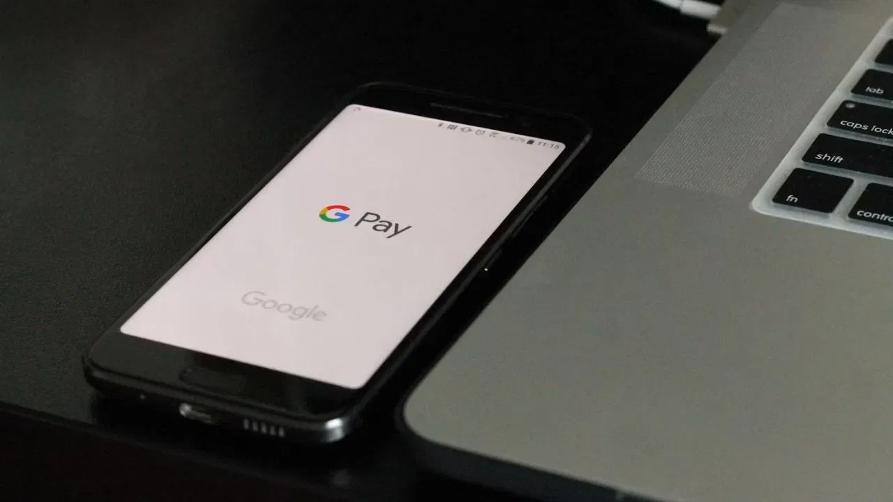 Google Payত ব্যক্তিগত আৰু গোল্ড লোনৰ সুবিধাঃ Google Pay এতিয়া ব্যৱহাৰকাৰীসকলক ব্যক্তিগত আৰু সোণৰ ঋণ লোৱাৰ বিকল্পও দিব। গ্ৰাহকে ৫ লাখ টকা পৰ্যন্ত ব্যক্তিগত ঋণ আৰু ৫০ লাখ টকা পৰ্যন্ত সোণৰ ঋণৰ সুবিধা লাভ কৰিব পাৰিব।