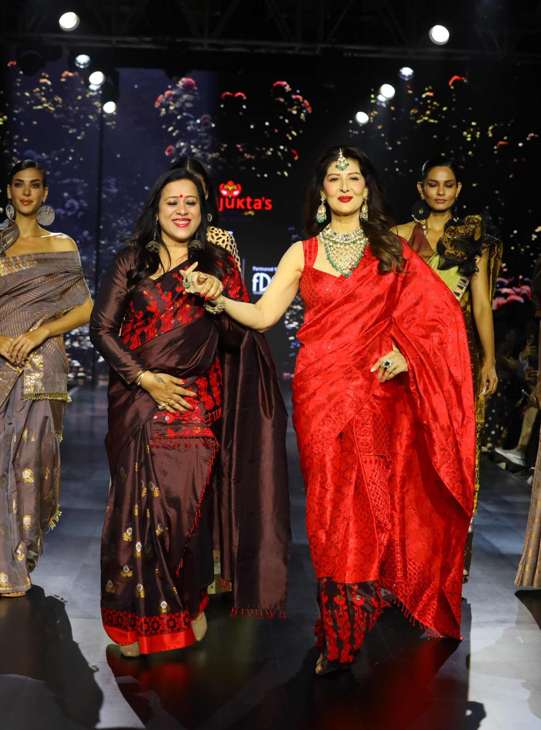 ভাৰতৰ অন্যতম সমাদৃত ফেশ্বন শ্ব’ ‘The Lakmé Fashion Week 2024’ত আকৌ এবাৰ উজলি উঠিল অসমৰ ফেশ্বন ডিজাইনাৰ সংযুক্তা দত্তৰ পাটৰ কাপোৰৰ বস্ত্ৰ সম্ভাৰ৷  আন্তঃৰাষ্ট্ৰীয় বিশাল ফেশ্বনৰ জগতখনত নিজৰ স্থান উলিয়াই ল’বলৈ ইতিমধ্যেই সক্ষম হোৱা অসমৰ সুযোগ্যা কন্যা সংযুক্তা দত্তই আকৌ এবাৰ লেকমে’ ফেশ্বন উইকত দেখুৱালে নিজৰ ডিজাইনৰ অসম পাটৰ বস্ত্ৰ সমাহাৰৰ চমক।