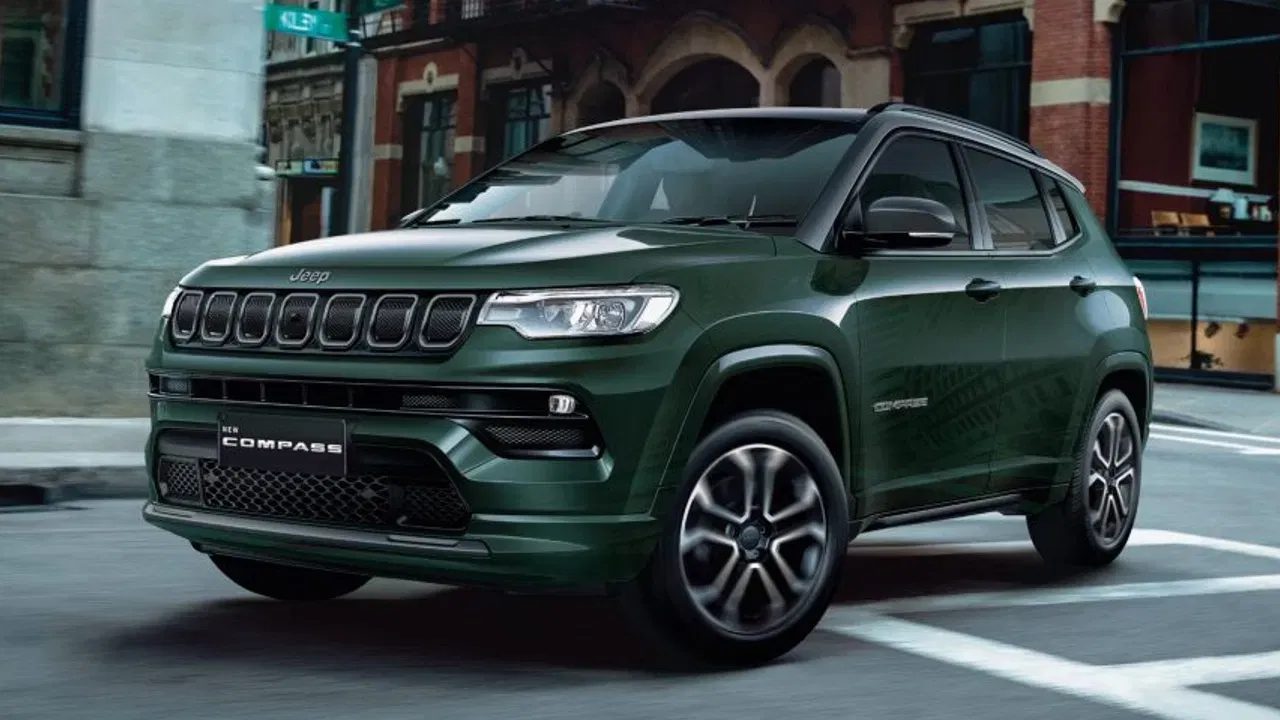 Jeep Compass: জীপ কম্পাছ এছ ইউ ভি কিনিলে ৩.১৫ লাখ টকা পৰ্যন্ত ৰাহি হ’ব। ইয়াৰ এক্স শ্ব’ৰুমৰ মূল্য ১৮.৯৯ লাখৰ পৰা ৩২.৪১ লাখ টকা। জীপৰ সস্তা এছ ইউ ভিখনে হুণ্ডাই টাচন, টাটা হেৰিয়াৰ আৰু মহিন্দ্ৰা  XUV700 ৰ সৈতে প্ৰতিযোগিতাত অৱতীৰ্ণ হৈছে। 