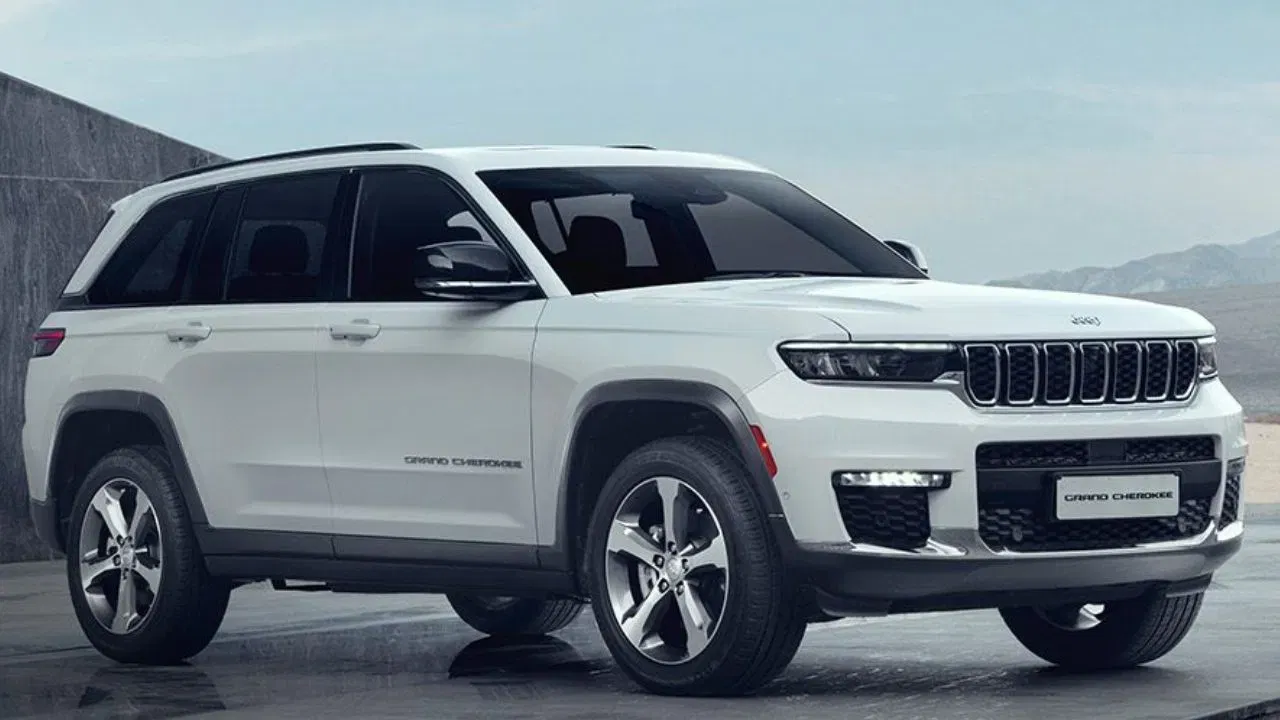 Jeep Grand Cherokee: জীপ গ্ৰেণ্ড চেৰ’কি এছ ইউ ভিত সৰ্বোচ্চ ৰেহাই লাভ কৰিব। এই উৎসৱৰ বতৰত এই SUV খন ১২ লাখ টকা পৰ্যন্ত ৰেহাইৰ সৈতে উপলব্ধ। ৮০.৫০ লাখ টকা (এক্স শ্ব’ৰুমৰ মূল্য) মূল্যৰ গ্ৰেণ্ড চেৰ’কিয়ে মাৰ্চিডিজ জিএলই আৰু বিএমডব্লিউ এক্স৫ৰ সৈতে প্ৰতিযোগিতাত অৱতীৰ্ণ হৈছে।