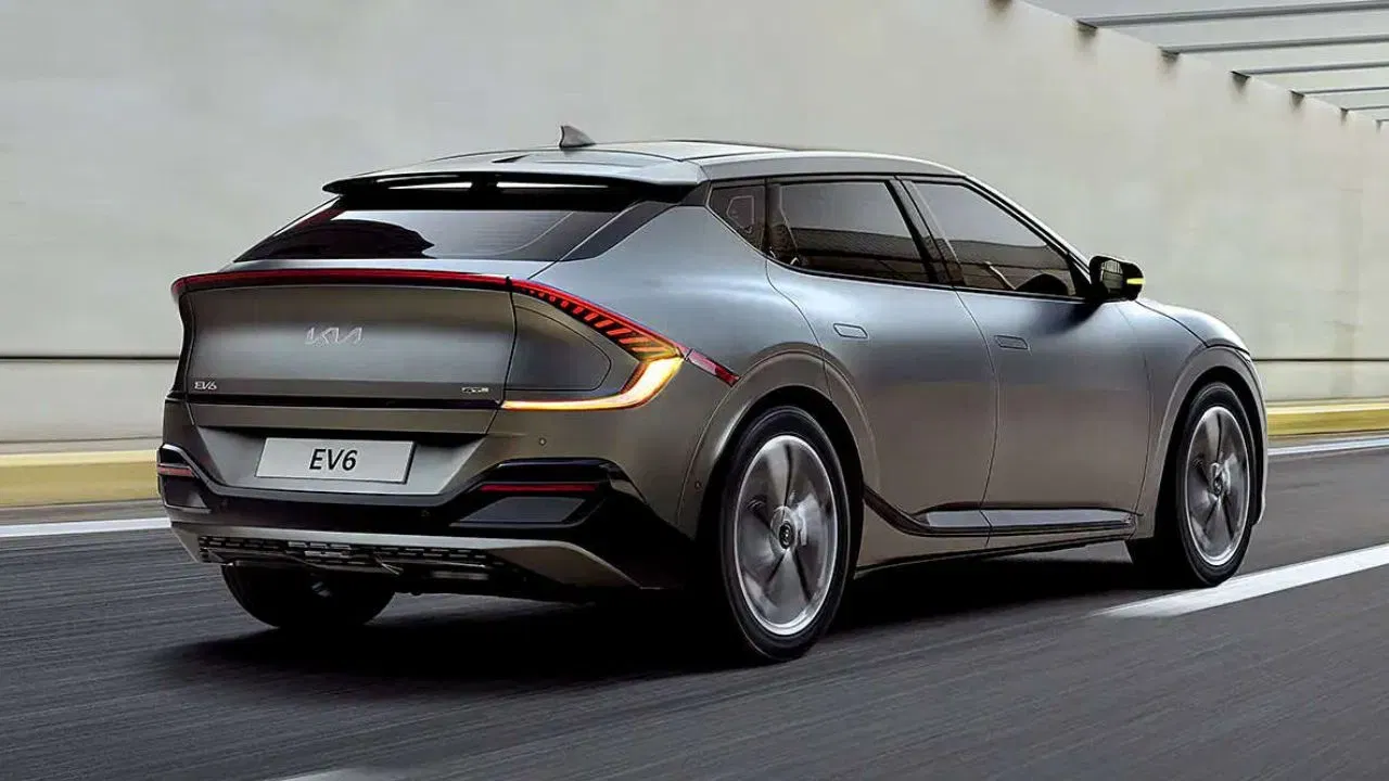 Kia EV6: ইলেক্ট্ৰিক গাড়ীও এই তালিকাত অন্তৰ্ভুক্ত কৰা হৈছে। উৎসৱৰ বতৰত কিয়া ইভি৬ ক্ৰয় কৰিলে ১০ লাখ টকা পৰ্যন্ত ৰেহাইৰ সুবিধা লাভ কৰিব। এই গাড়ীখনে সম্পূৰ্ণ চাৰ্জ কৰিলে ৭০৮ কিলোমিটাৰ পৰ্যন্ত ৰেঞ্জ দিয়ে। ইয়াৰ এক্স-শ্ব’ৰুমৰ মূল্য ৬০.৯৭ লাখৰ পৰা ৬৫.৯৭ লাখ টকালৈকে।