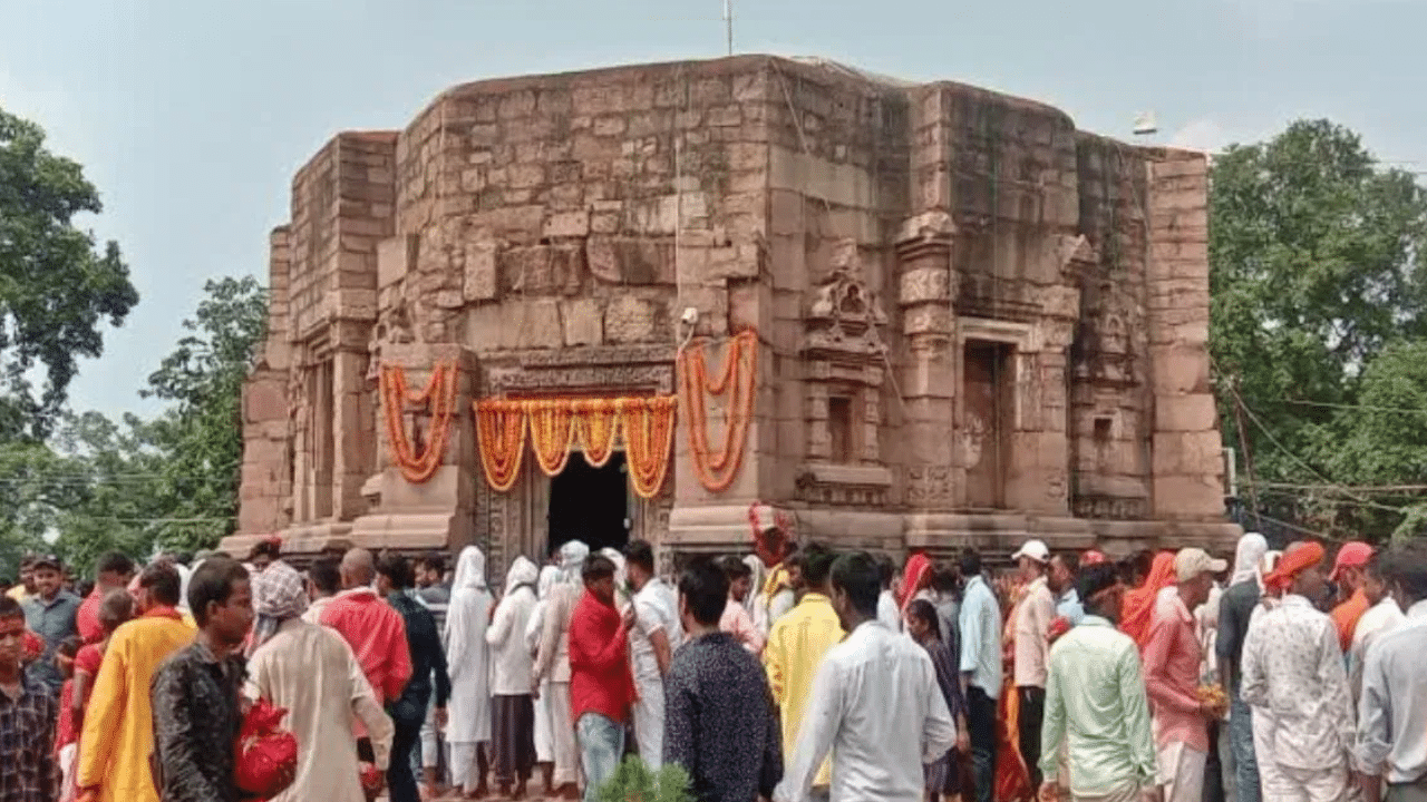 অলৌকিক এটা মন্দিৰ! য’ত বলি দিয়াৰ পাছতো জী উঠে ছাগলী, জানক সম্পূৰ্ণ কাহিনী… অলৌকিক এটা মন্দিৰ! য’ত বলি দিয়াৰ পাছতো জী উঠে ছাগলী, জানক সম্পূৰ্ণ কাহিনী…