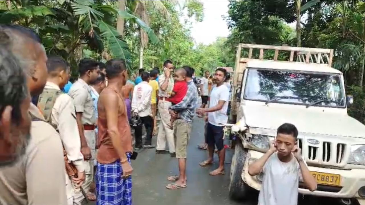 জানিব পৰা মতে জোৰেৰে অহা বলেৰ' বাহনে ই-ৰিক্সাক খুন্দিয়াইছে।  যাৰ বাবে এগৰাকী শিক্ষাৰ্থীয়ে বহুত আঘাত পায়।