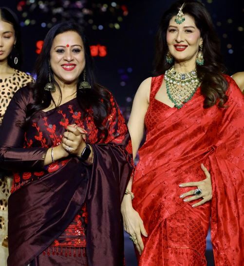 হেঁপাহ… দ্যা ডিজায়াৰ’ৰ বস্ত্ৰ সম্ভাৰৰ জৰিয়তে লেকমে’ ফেশ্বন শ্ব’ত এক কলাত্মক প্ৰকাশভংগীৰে দাঙি ধৰিলে সংযুক্তাই। সমসাময়িক বিশ্বৰ ফেশ্বন সংবেদনশীলতাৰ সৈতে পৰম্পৰাগতভাৱে হাতেৰে বোৱা অসমীয়া পাট কাপোৰৰ সমাহাৰ ঘটাইছে ‘হেঁপাহ’ নামৰ এই বস্ত্ৰ সম্ভাৰটোত।