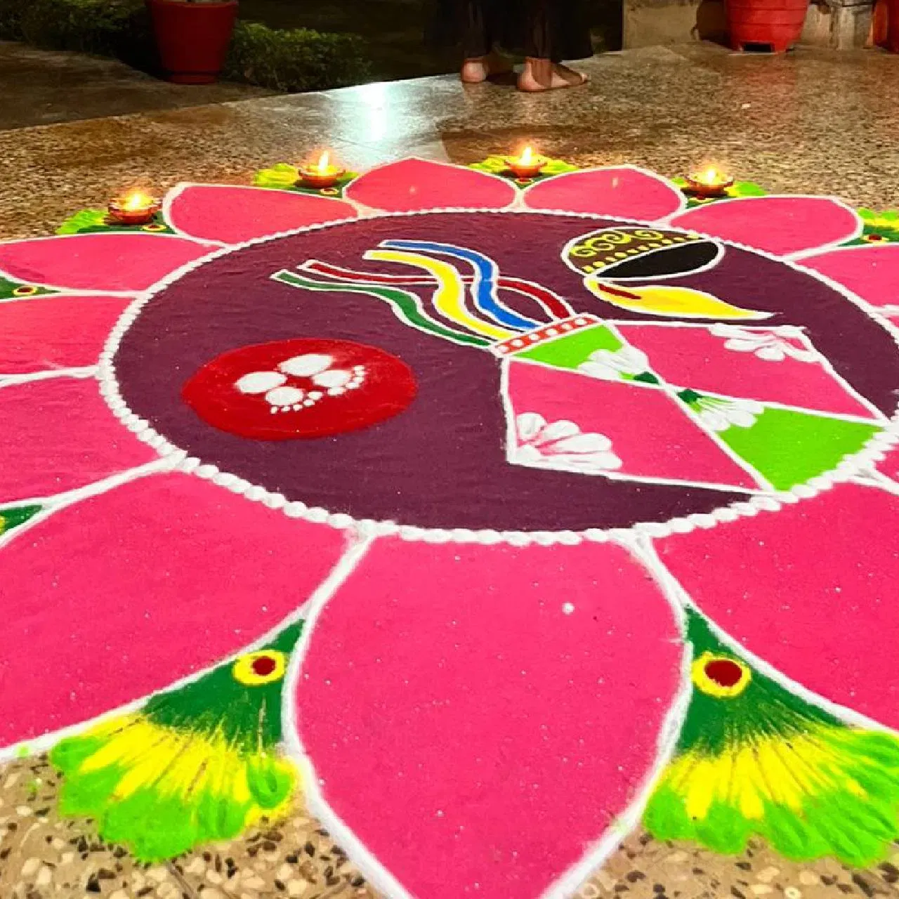 আপুনিও এই ডিজাইনৰ পৰা আইডিয়া লৈ দীপাৱলীত আপোনাৰ ঘৰতে আল্পনা বনাব পাৰে। ইয়াত অতি সুন্দৰ চাকি আৰু লক্ষ্মীৰ ভৰিৰ ছাপ অঁকা হৈছে।