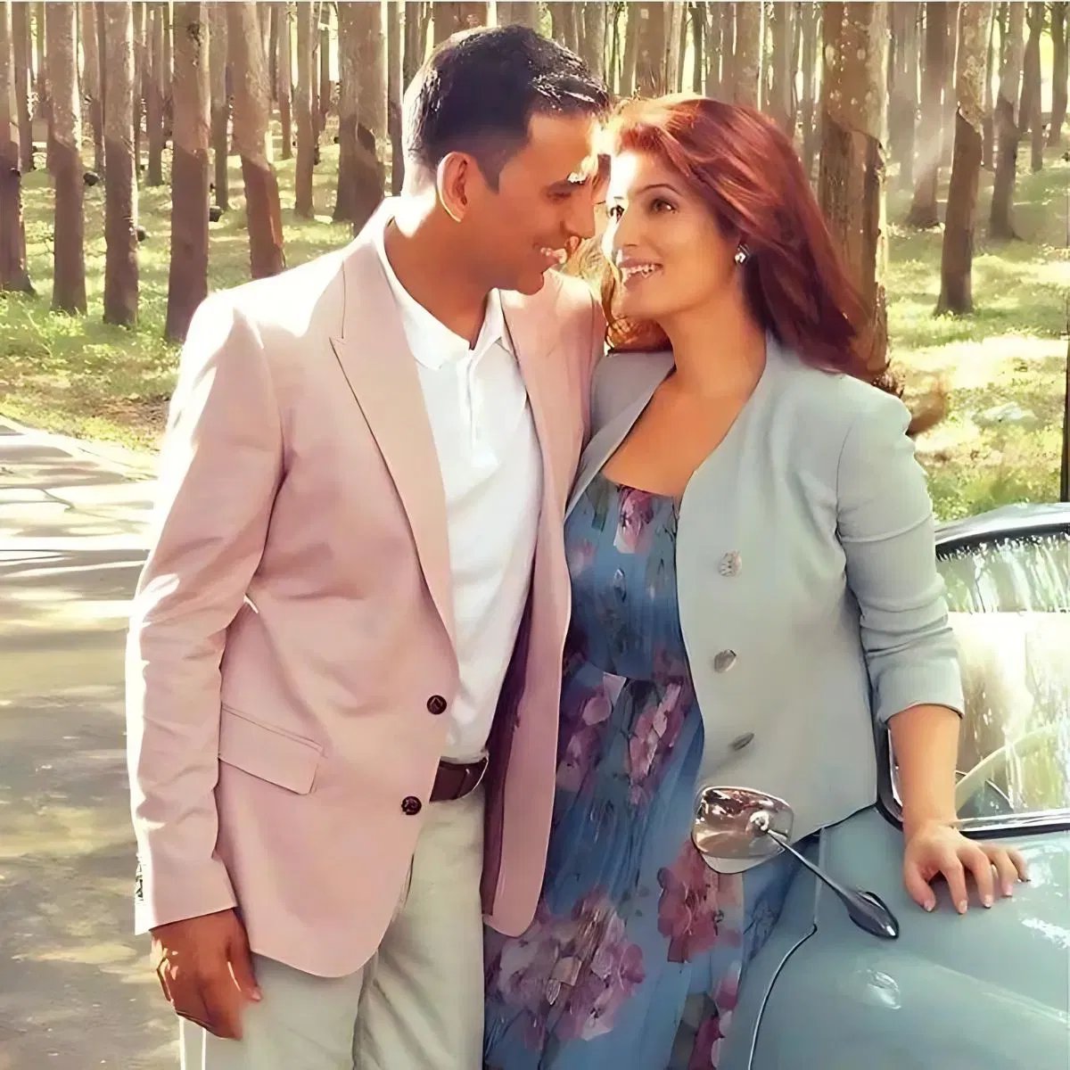 অক্ষয় কুমাৰ আৰু -টুইংকল খান্না প্ৰথমবাৰ International Khiladiৰ ছেটত লগ হৈছিল। ২৩ বছৰ পূৰ্বে অক্ষয় -টুইংকল বিবাহপাশত আৱদ্ধ হৈছিল।