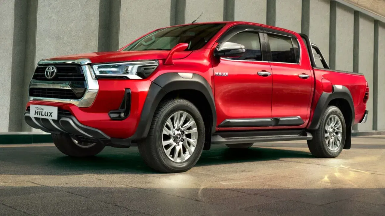 Toyota Hilux: টয়োটাৰ জনপ্ৰিয় পিকআপ ট্ৰাক Hilux শক্তি আৰু শৈলীৰ বাবে পৰিচিত। এই উৎসৱৰ বতৰত হাইলাক্স কিনিলে ৭ লাখ টকা পৰ্যন্ত ৰাহি কৰিব পাৰিব। এই পিকআপ ট্ৰাকখনৰ এক্স শ্ব’ৰুম মূল্য ৩০.৪০ লাখৰ পৰা ৩৭.৯০ লাখ টকালৈকে।