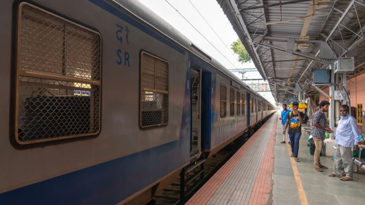 জানিব পৰা মতে,ডবাৰ পৰা ইঞ্জিনটো কিয় বিচ্ছিন্ন হৈ গ’ল তাৰ কাৰণ নিৰ্ণয় কৰিবলৈ তদন্ত আৰম্ভ কৰিছে ৰে’লৱেৰ বিষয়াসকলে ।(প্ৰতীকী ফটো)