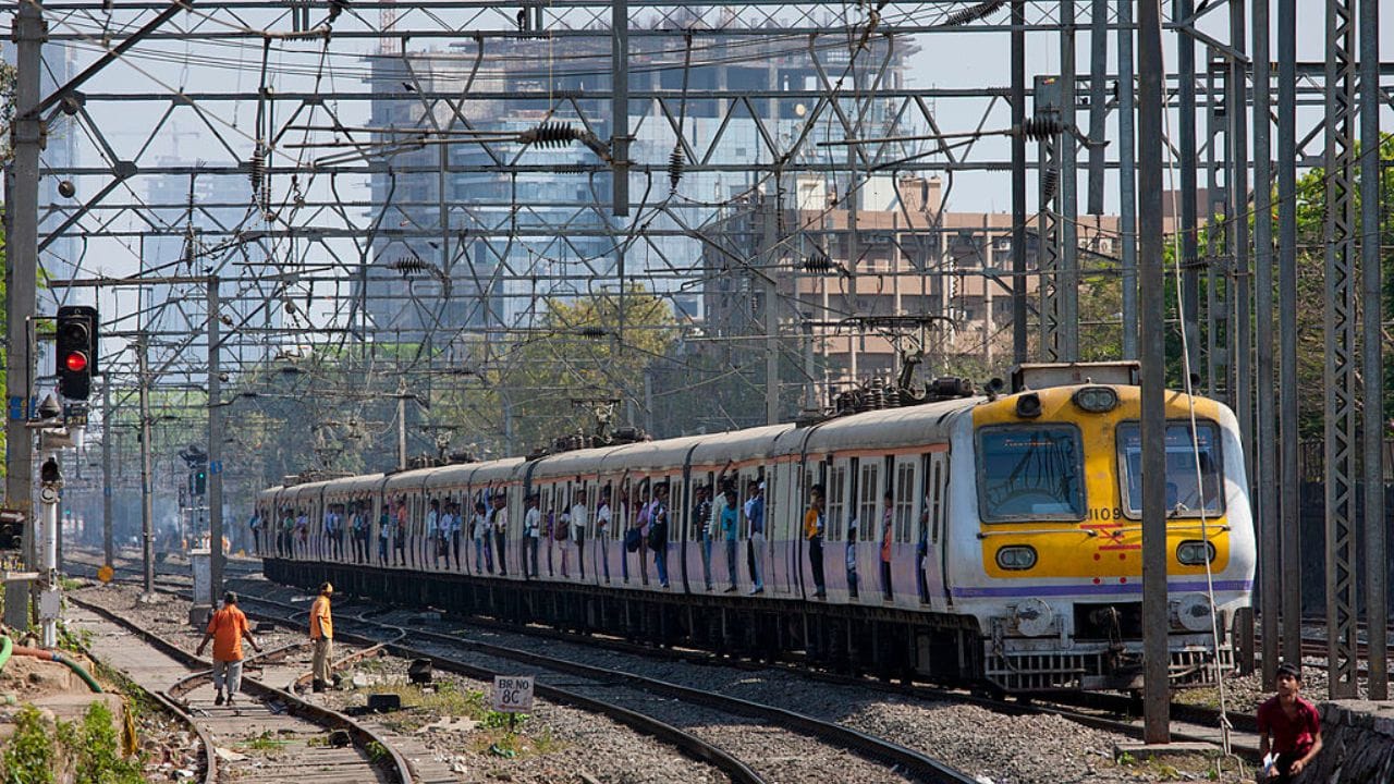 সূত্ৰ খবৰ অনুসৰি, ৰে’লখনৰ ডবাৰ পৰা ইঞ্জিনটো হঠাতে পৃথক হৈ যায় । ইয়াৰ লগে লগে যাত্ৰীসকলৰ মাজত আতংকই বিৰাজ কৰে ।(প্ৰতীকী ফটো)