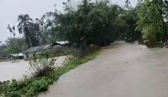 ইফালে পূজাৰ বতৰতে নাৰায়ণপুৰত বানৰ ভয়ংকৰ ৰূপ। দিহিৰি নদীৰ বানত প্লাবিত বিস্তীৰ্ণ অঞ্চল। অঞ্চলটোৰ কেইবাটাও বাসগৃহ পানীৰ তলত। হাহাকাৰ অৱস্থা ৰাইজ।
