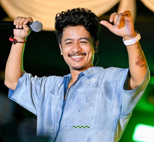 ১৯৮৭ চনৰ নৱেম্বৰৰ ১৭ তাৰিখে গোলাঘাটৰ সৰুপথাৰত জন্ম হৈছিল আচুৰ্যৰ। আচুৰ্য বৰপাত্ৰৰ সম্পূৰ্ণ নাম আচুৰ্য বৰপাত্ৰ গোহাঁই।