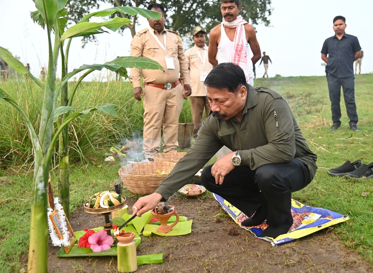 পৰম্পৰাগত হস্তী পূজাৰে কাজিৰঙা ৰাষ্ট্ৰীয় উদ্যানত আৰম্ভ হ’ল ২০২৪-২৫ পৰ্যটন বৰ্ষৰ হাতী ছাফাৰী ৷ একেলগে বাগৰি বনাঞ্চলতো আৰম্ভ হয় ব্যক্তিগত হাতী ছাফাৰী ৷