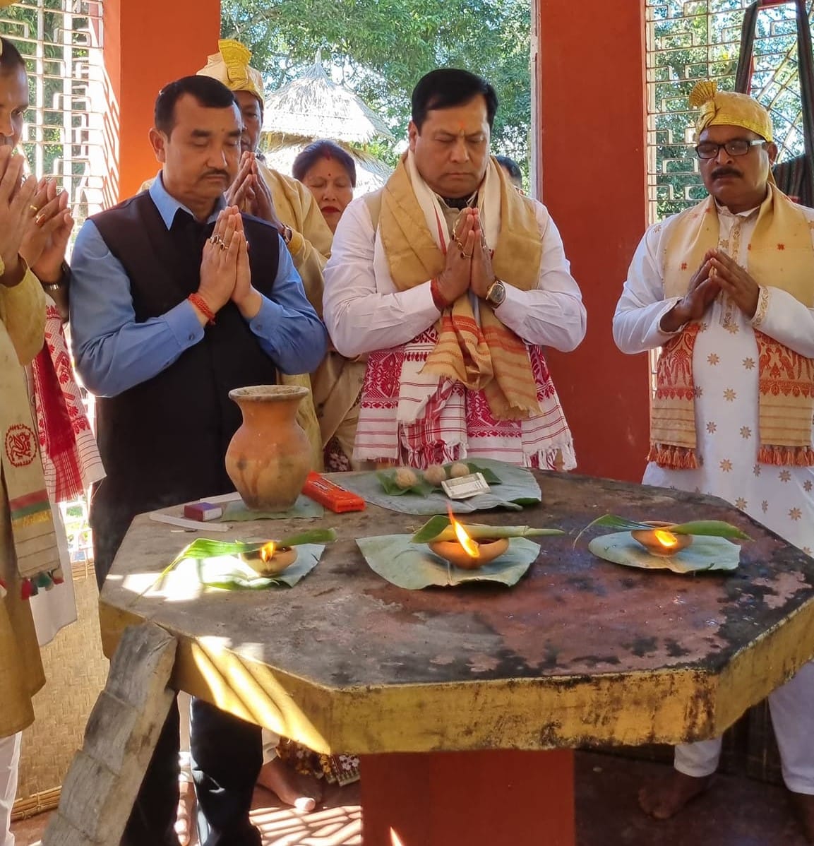 মৈদামথলীৰ চৌহদত থকা স্থায়ী চাও চি ৰেন গৃহত বন্তি প্ৰজ্জ্বলন কৰাৰ লগতে টাই মলুং পণ্ডিতৰ মন্ত্ৰোচ্চাৰণৰ মাজেদি আহোম স্বৰ্গদেউসকলৰ উপৰি পুৰুষক স্মৰণ কৰি শ্ৰদ্ধা নিবেদন কৰে ৷