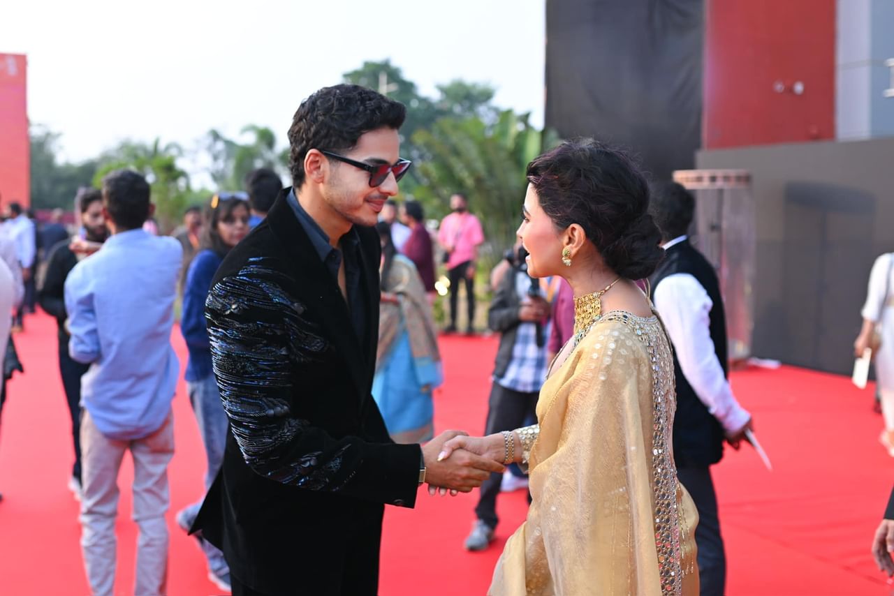 এই অনুষ্ঠানত আইমীৰ সৈতে থাকে বলীউডৰ বহু নামী-দামী তাৰকা। এতিয়া সামাজিক মাধ্যমত ভাইৰেল হৈ পৰিছে আইমীৰ ফটো।