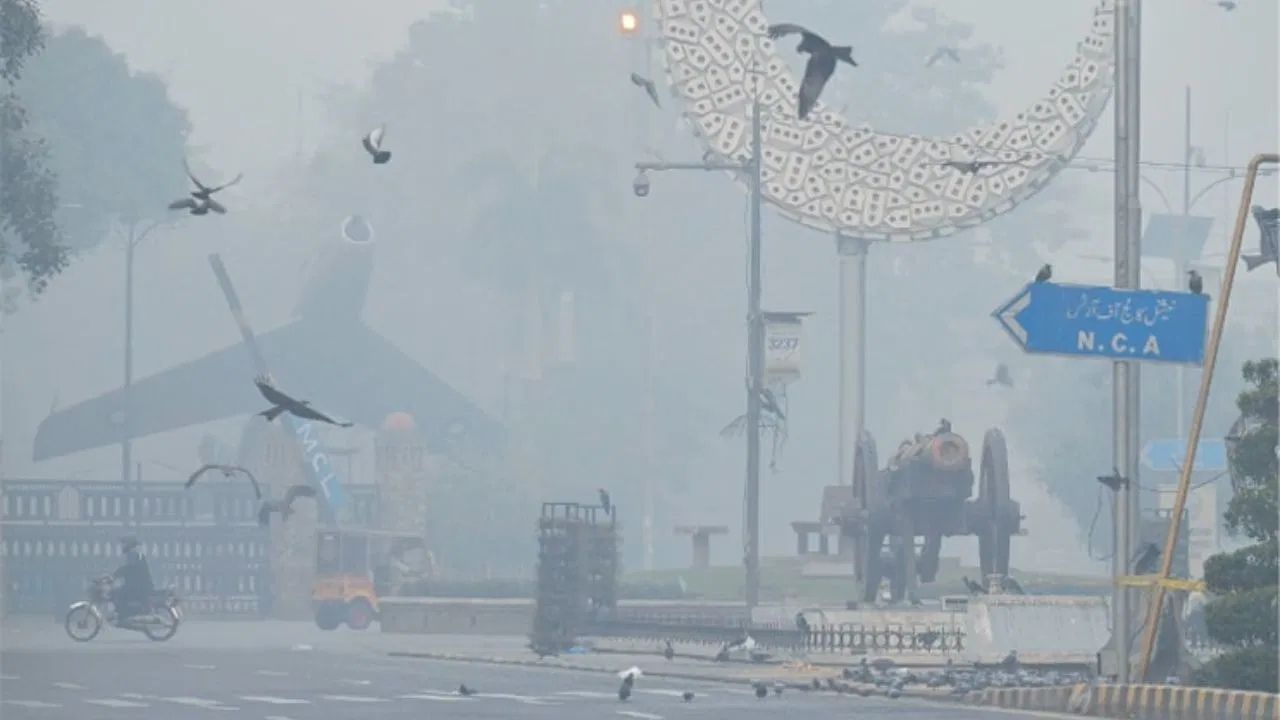 Lahore Air Pollution : বিপদজনক মাত্ৰাত বায়ু প্ৰদূষণ ! লাহোৰত ঘোষণা কৰা হৈছে সেউজ লকডাউন…