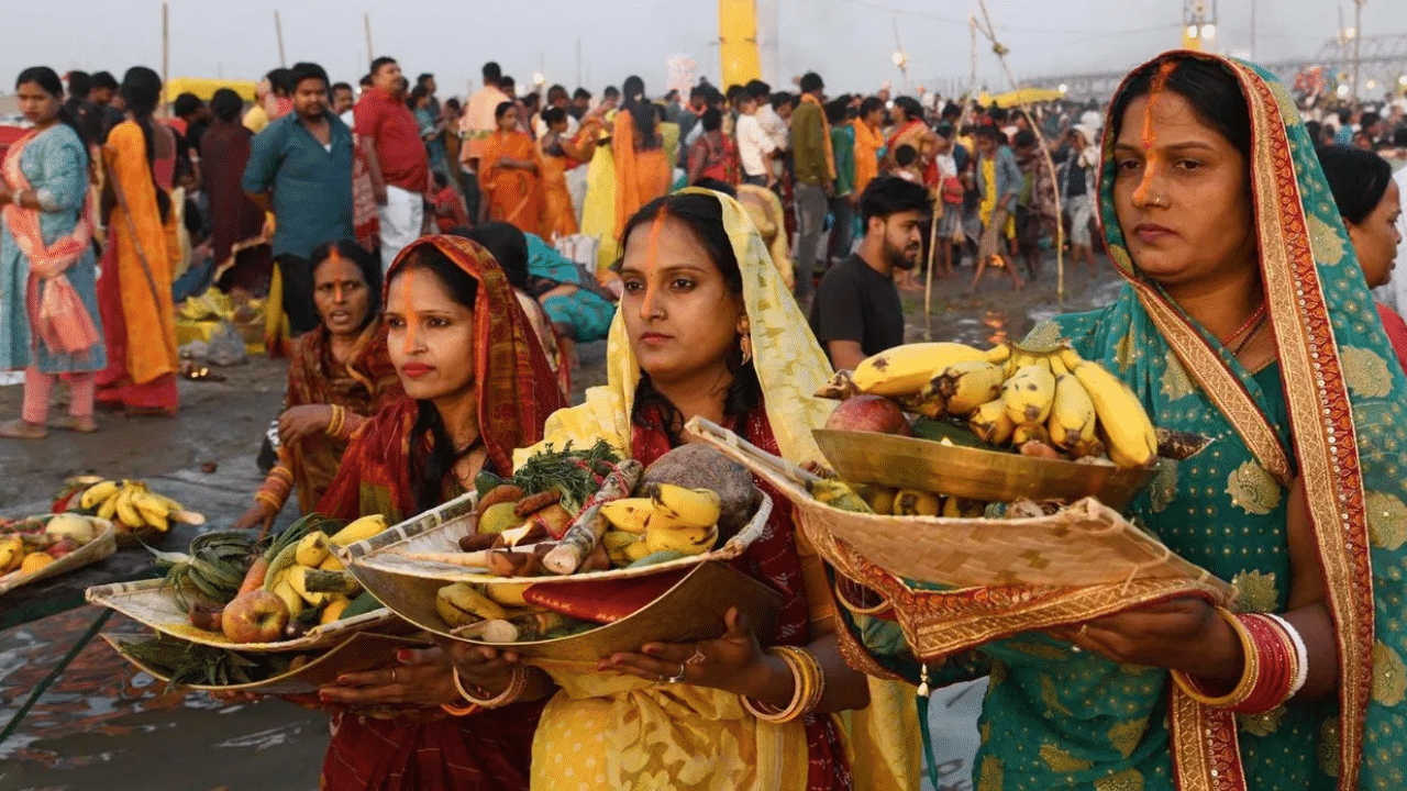 গতিকে ৭ নৱেম্বৰত ষট পূজা পালন কৰা হ'ব।পূজা সম্পন্ন কৰিবলৈ সন্ধিয়াৰ অৰ্ঘ ৭ নৱেম্বৰৰ দিনা আৰু পুৱাৰ অৰ্ঘ ৮ নৱেম্বৰৰ দিনা প্ৰদান কৰা হ'ব। ইয়াৰ পাছত মহিলাসকলে ব্ৰত ভাঙিব পাৰিব। এই দিনটোত নদীলৈ গৈ মহিলাসকলে পূজা কৰা দেখা যায়।