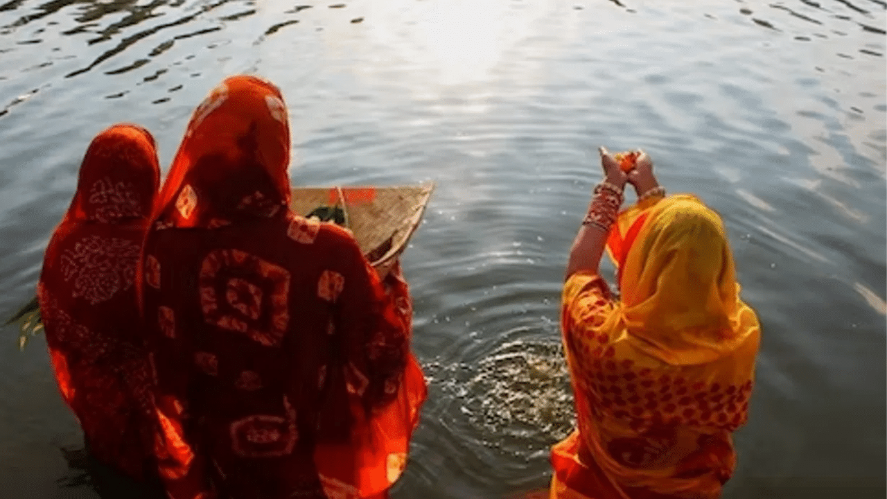 হিন্দু ধৰ্মত ষট পূজাত ষঠী মাইয়া আৰু সূৰ্য দেৱতাৰ নীতি- নিয়ম অনুসৰি পূজা কৰা হয়। দীপাৱলীৰ ৬ দিন পাছত ষট পূজাৰ পৰ্ব আৰম্ভ হয়। নাহয়-খায় আৰু খৰনাৰ পৰা আৰম্ভ কৰি চাৰিদিন ধৰি ষট পূজা চলে। পাছত সূৰ্য অস্ত আৰু সূৰ্য উদয়ৰ সময়ত সূৰ্য দেৱতাক অৰ্ঘ প্ৰদান কৰা হয়।