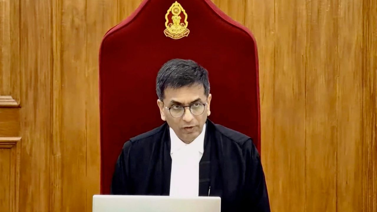 DY Chandrachud : ’সভ্য সমাজত এনে নহয়’, বুলডজাৰ ন্যায়ৰ সন্দৰ্ভত গুৰুত্বপূৰ্ণ মন্তব্য মুখ্য ন্যায়াধীশ চন্দ্ৰচূড়ৰ… DY Chandrachud : ’সভ্য সমাজত এনে নহয়’, বুলডজাৰ ন্যায়ৰ সন্দৰ্ভত গুৰুত্বপূৰ্ণ মন্তব্য মুখ্য ন্যায়াধীশ চন্দ্ৰচূড়ৰ…