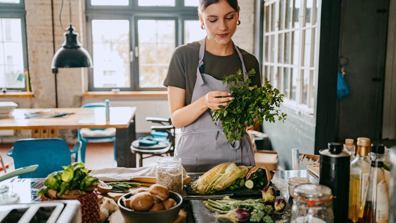 Winter Nutrition Tips : শীতলকালত কিয় দৈ-মাখন, টেঙা ফল খাব লাগে ? জানক