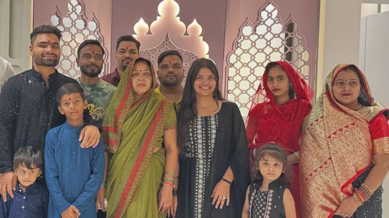 সহজ-সৰল ৰিংকুৰ এই সাফল্যত সুখী তেওঁৰ অনুৰাগীসকল। ৰিংকুৰ ইনষ্টাগ্ৰাম প্পষ্টৰ কমেণ্ট চেকচনত দেখিবলৈ পোৱা গৈছে তাৰকাগৰাকীৰ প্ৰতি অনুৰাগীৰ আদৰ। ইফালে পুত্ৰৰ সফলতাৰ যাত্ৰাই এতিয়া মুখত হাঁহি বিৰিঙাইছে ৰিংকুৰ পিতৃ-মাতৃৰো।