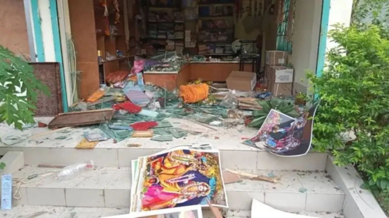 Bangladesh: নিৰাপত্তাহীনতাত সংখ্যালঘু ! আকৌ বাংলাদেশৰ মন্দিৰত আক্ৰমণ… Bangladesh: নিৰাপত্তাহীনতাত সংখ্যালঘু ! আকৌ বাংলাদেশৰ মন্দিৰত আক্ৰমণ…