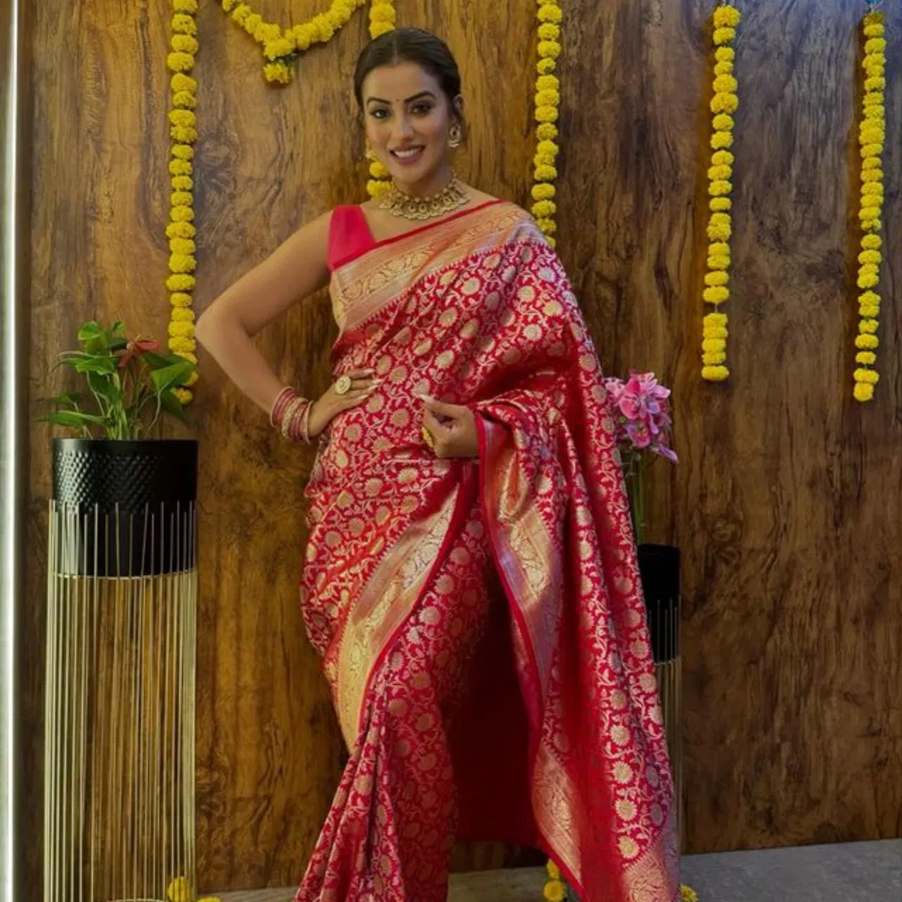 ঘৰত পূজা হওক বা আন যিকোনো অনুষ্ঠান হওক, পোছাকৰ ক্ষেত্ৰত বেনাৰসী শাড়ী এক উত্তম বিকল্প। বেনাৰসী শাড়ীৰ এই লুকটোৱে আপোনাক যথেষ্ট ক্লাছিক দেখাব।