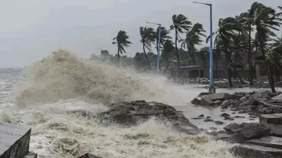 বংগোপসাগৰত শক্তিশালী হৈ উঠিছে ঘূৰ্ণিবতাহ ফেংগালৰ। অহা দুদিনৰ ভিতৰত তামিলনাডু অভিমুখে আগবাঢ়িব ফেংগাল।