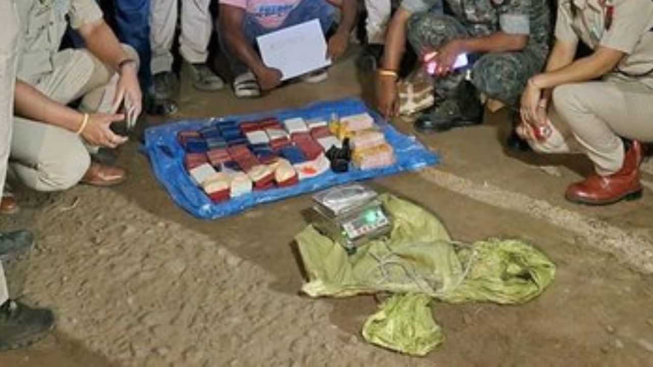 Assam Police : ৭ কোটি টকাৰ ড্ৰাগছ জব্দ কাছাৰ আৰক্ষীৰ...এজনক আটক Assam Police : ৭ কোটি টকাৰ ড্ৰাগছ জব্দ কাছাৰ আৰক্ষীৰ...এজনক আটক