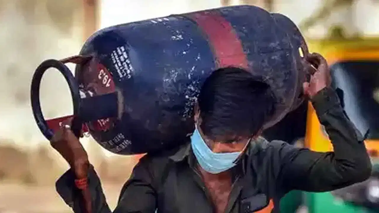 LPG Price Hike: পুনৰ বাঢ়িল বাণিজ্যিক চিলিণ্ডাৰৰ দাম, এবাৰতে বাঢ়িল ৬২ টকা পৰ্যন্ত