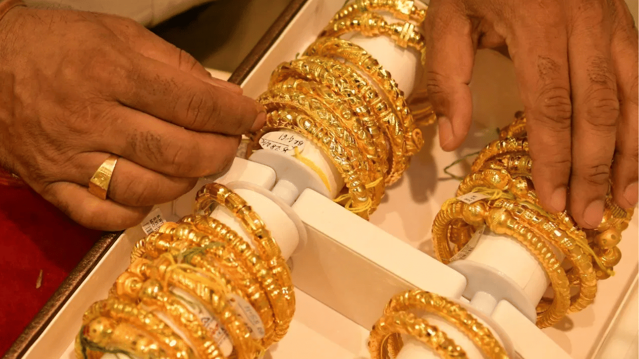 গুৱাহাটীতো হ্ৰাস পাইছে সোণৰ মূল্য। ১৭ নৱেম্বৰৰ তথ্য অনুসৰি গুৱাহাটীত সোণৰ মূল্য পূৰ্বতকৈ বহুত হ্ৰাস পাইছে। ২৪ কেৰেট ১০ গ্ৰাম সোণৰ মূল্য গুৱাহাটীত ৭৪,৪৭৬ টকা হৈছে। ইয়াৰ লগতে ২২ কেৰেট ১০ গ্ৰাম সোণৰ মূল্য হৈছে ৬৮,২২০ টকা।