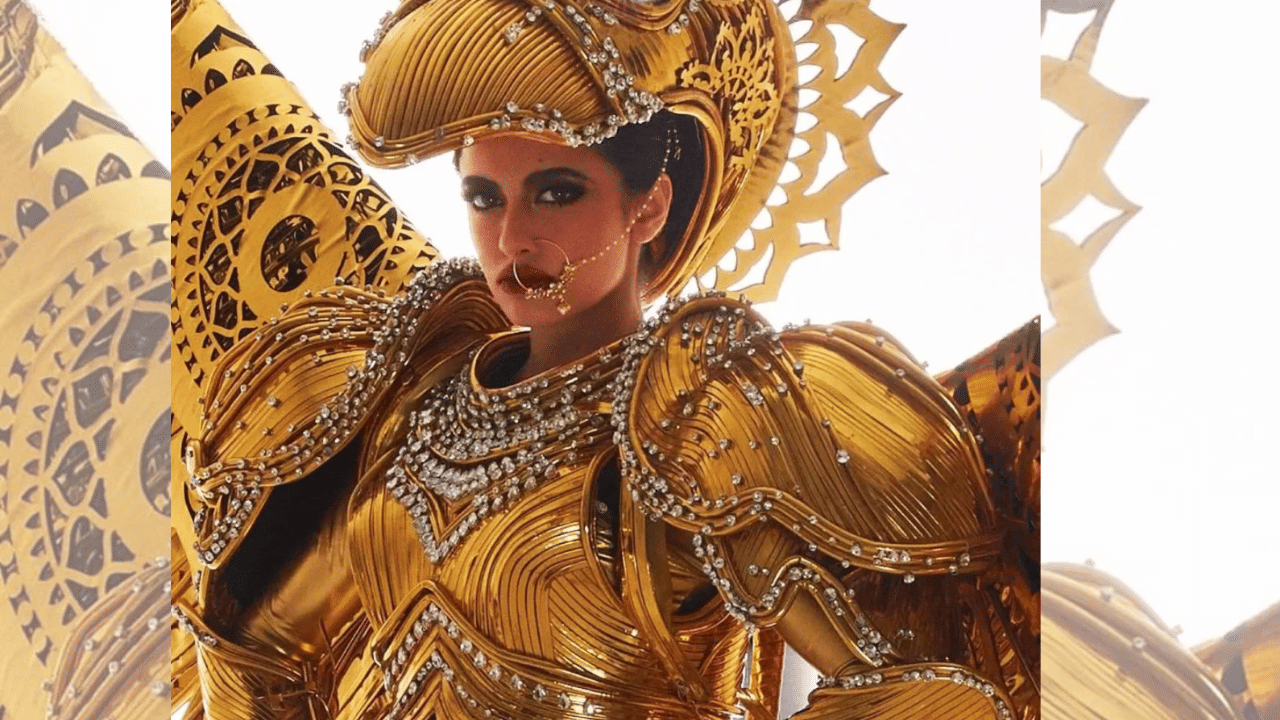 ‘দ্য গোল্ডেন বাৰ্ড’ৰ পৰা প্ৰেৰণা লৈ ৰিয়াই এই ৰাউণ্ডত অংশ গ্ৰহণ কৰিছিল আৰু নিজৰ সাজ তৈয়াৰ কৰিছিল। এই অনন্য পৃথক কাপোৰ পিন্ধি যেতিয়া ৰিয়াই ৰেম্পক খোজ দিছিল তেতিয়া সকলোৰে চকু থৰ হৈ ৰৈছিল। সকলোৱে প্ৰশংসা কৰিছিল ৰিয়াৰ।