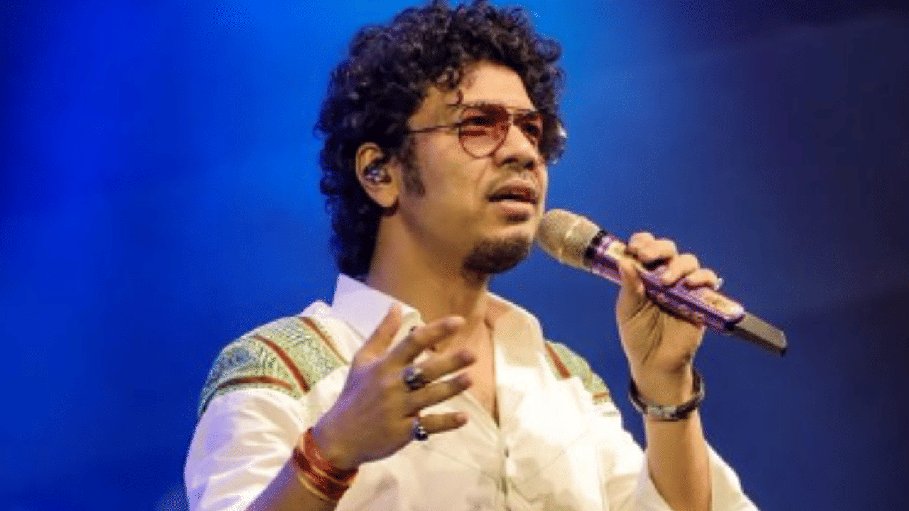 ১৯৭৫ চনৰ ২৪ নৱেম্বৰত নগাঁৱত জন্ম গ্ৰহণ কৰিছিল পাপনে।  তেওঁৰ প্ৰকৃত নাম অংগৰাগ যদিও বহুতে তেওঁক পাপন বুলি জানে । পিতৃ তথা বিহুগীতৰ সম্ৰাট খগেন মহন্ত আৰু অৰ্চনা মহন্তৰ পুত্ৰ পাপনৰ সৰুৰে পৰা আছিল সংগীতৰ প্ৰতি বিশেষ টান। তেওঁৰ প্ৰথম একক এলবাম জোনাকী ৰাতি। অৱশ্যে স্নিগ্ধ জোনাক নামৰ এলবাম এটাত তেওঁ প্ৰথমে কণ্ঠ নিগৰাইছিল।